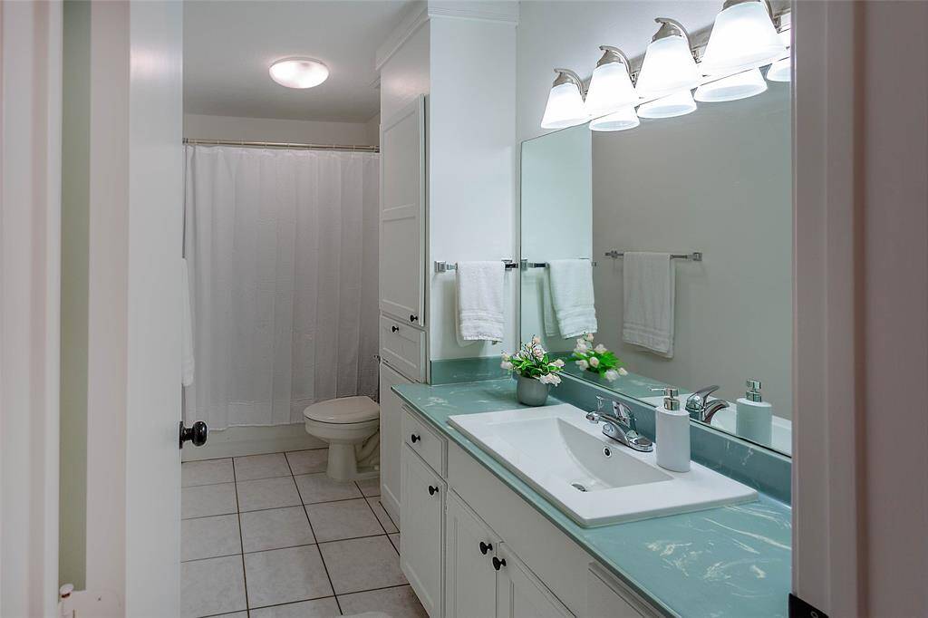 secondary bathroom in the hallway between bedrooms