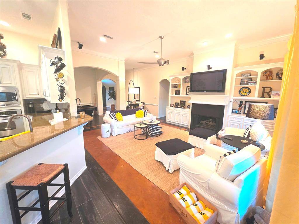 Come enjoy lake living at it's best!