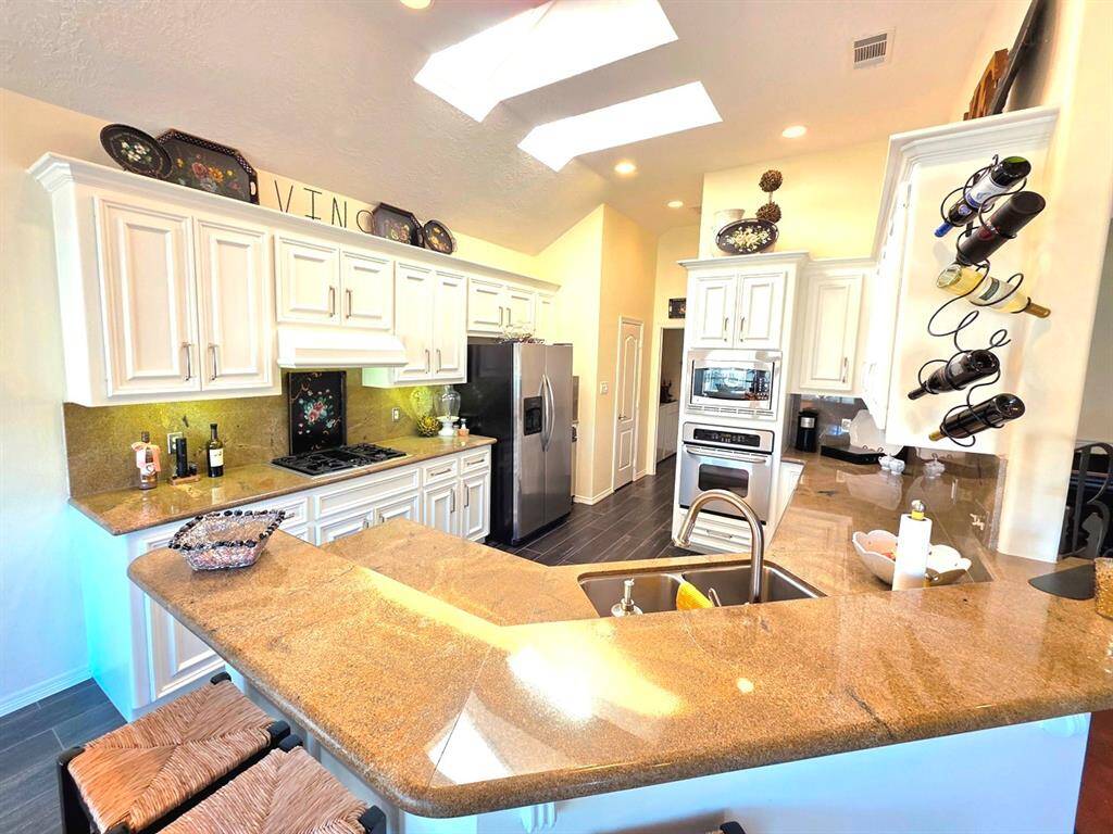 Gas cook top and lots of room to move around