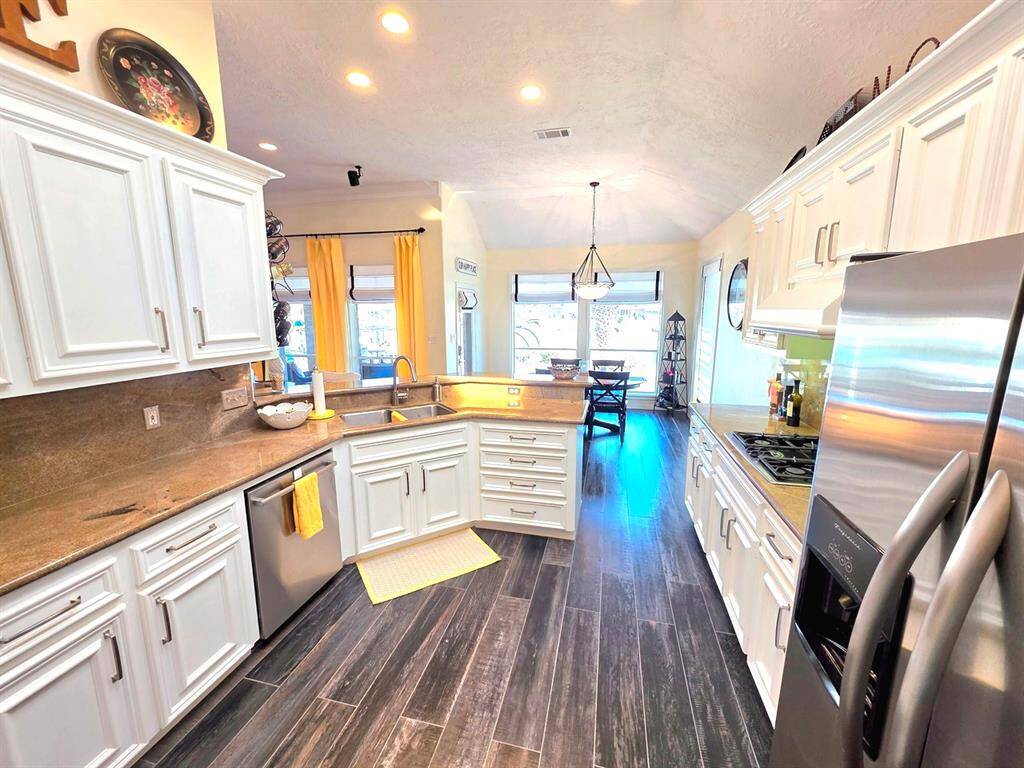 Another view of this great kitchen