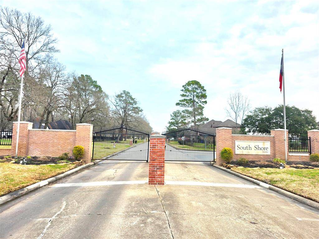 Gated entrance into this small and little known gem of a neighborhood conveniently located off of Hwy 105 and close to lots of restaurants and businesses!  Don't miss out on this opportunity to live on Lake Conroe at a bargain of a price!!!!!!