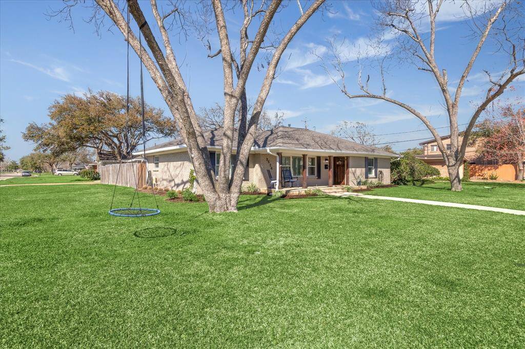 Beautiful corner lot with automatic irrigation system serves as hub for the neighborhood foot traffic on the way to the popular Braes bayou hike and bike trails and brand new pedestrian bridge 2 blocks north and family friendly Linkwood park half a block east. Very successful spot for neighborhood lemonade stands and bake sales.
