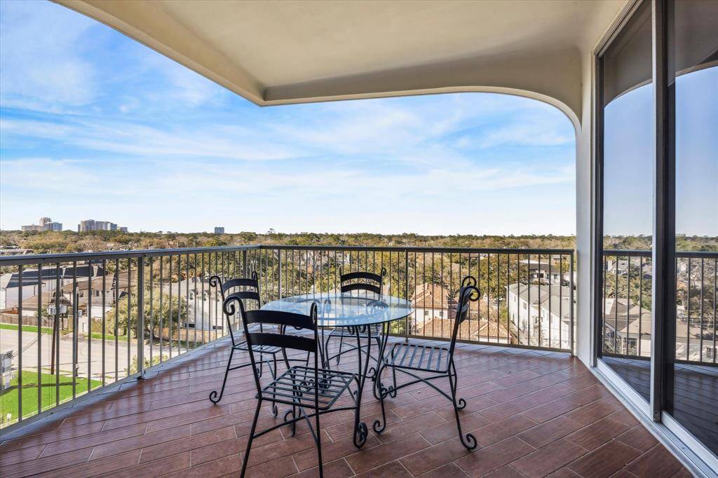 Great balcony perfect for dining al fresco!