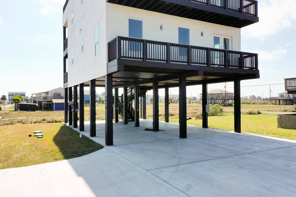 Space for lots of cars for gatherings!!