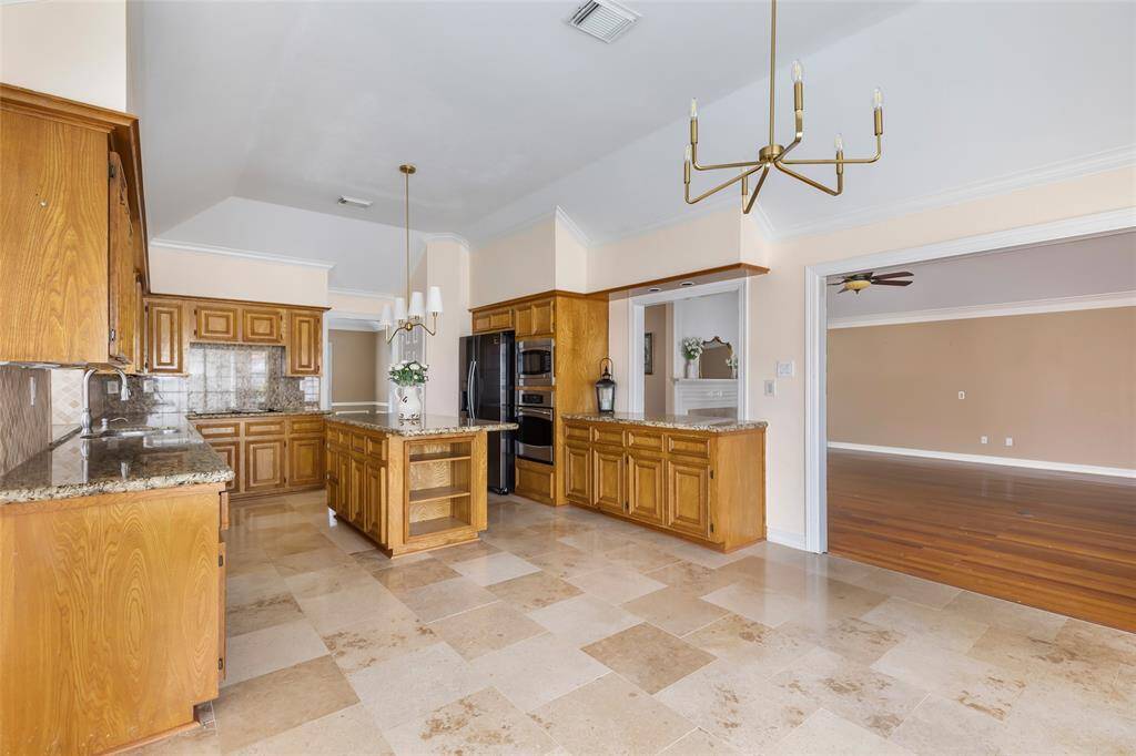 This breakfast area can handle a rectangular dining table or a round one.