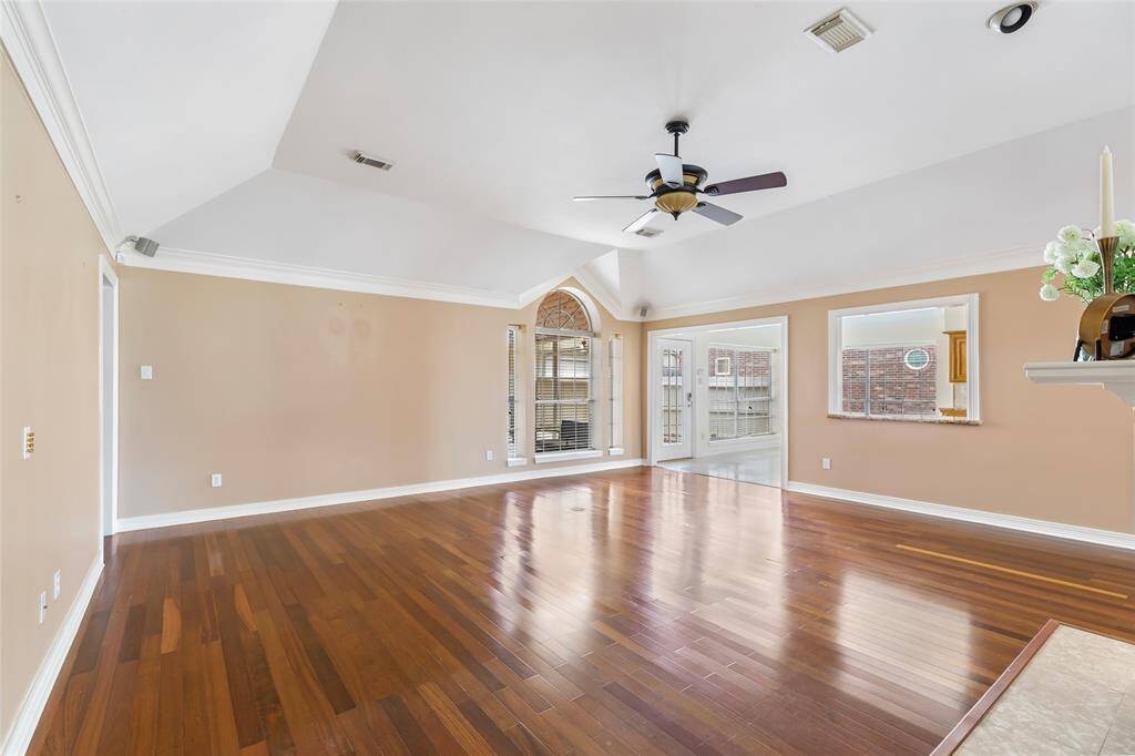 One of the largest living room floorplans in Greentree. Furniture placement is unlimited here!