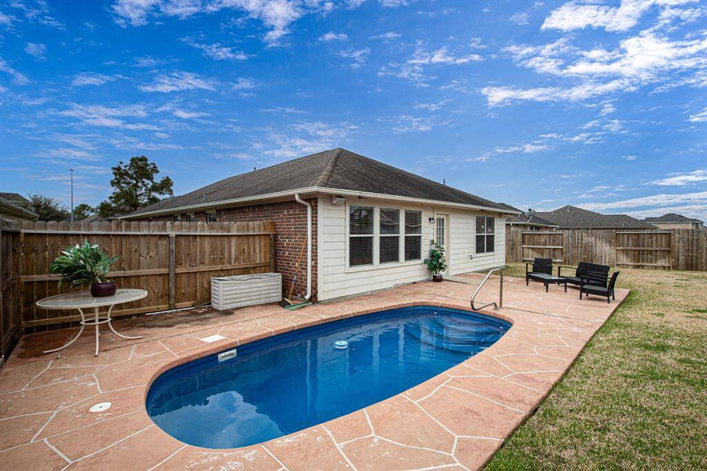 Stunning primary bath w/double sinks and large shower.