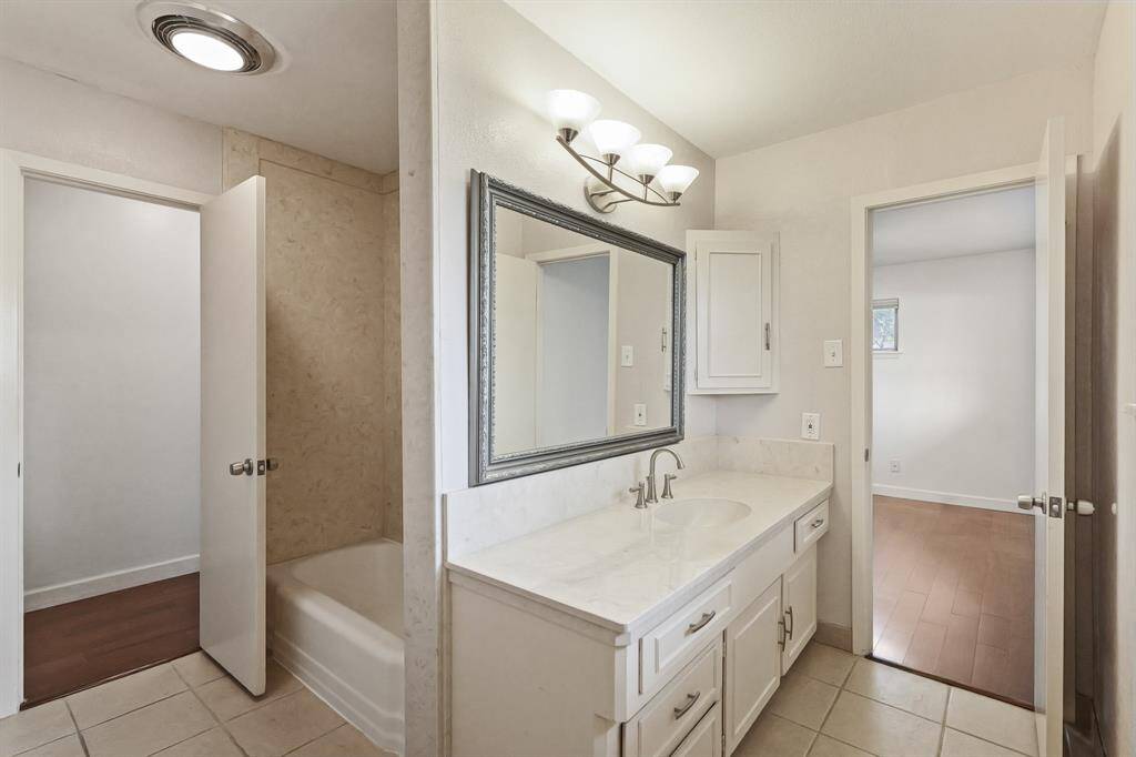 Guest bathroom with vanity and tub/shower