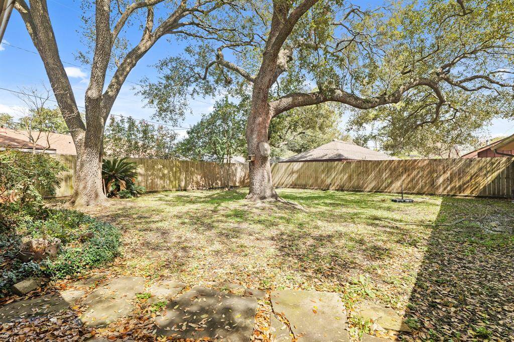 Huge fully fenced Backyard