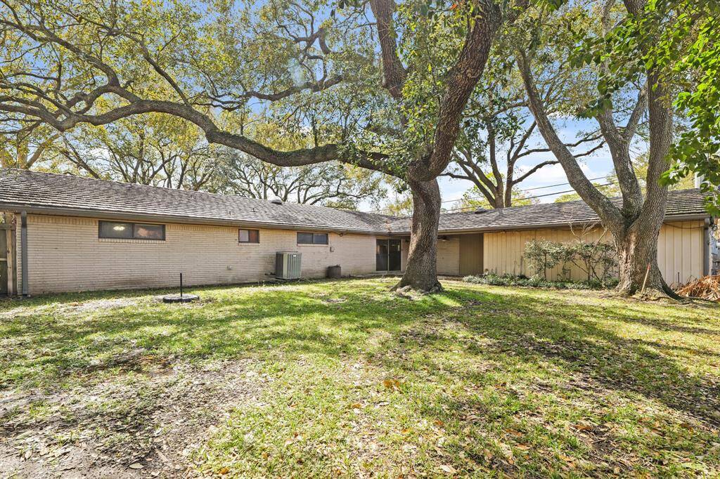 Backyard covered patio area