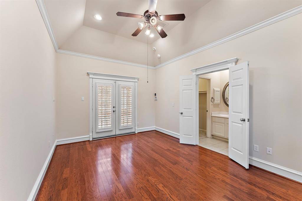 Filled with possibilities, this charming casita features high ceilings, hardwood floors, and French doors. Whether envisioned as a guest suite, office, hobby room, or tranquil personal retreat, this space invites your creativity to make it truly your own.