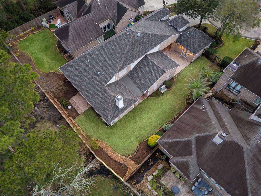 Situated perfectly at the end of a quiet cul-de-sac, 6 Dresden Place offers a premium location surrounded by lush greenery, emphasizing serenity and exclusivity within the neighborhood.