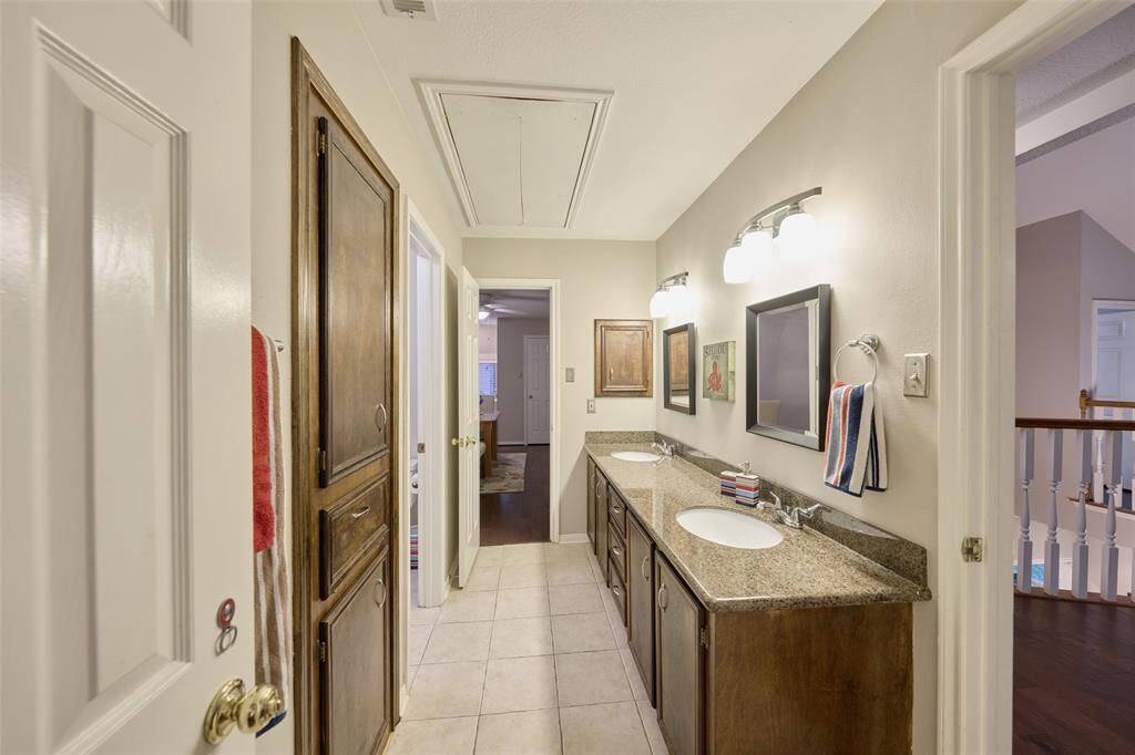 Hollywood bathroom between Bedroom 2 and 3.