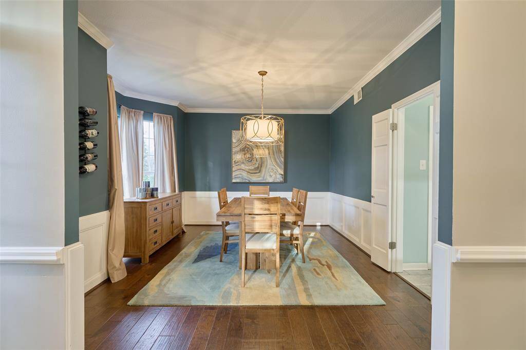 Large dining room connected to the kitchen