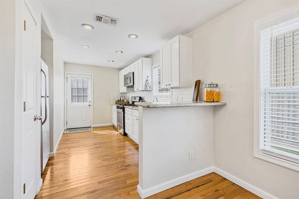 Cozy dining area with a stylish breakfast bar, perfect for casual meals and entertaining.