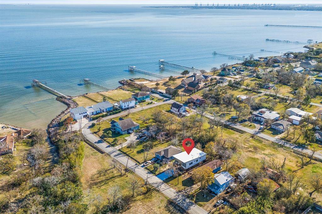 Welcome to 732 S Blackwell St. Enjoy easy access to Sylvan Beach, just a short walk away.