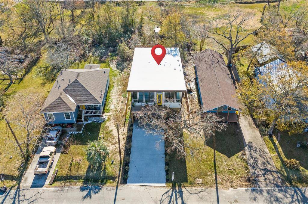 Built with attention to detail, this home boasts a durable TPO flat roof, energy-efficient design, and the most modern finishes.