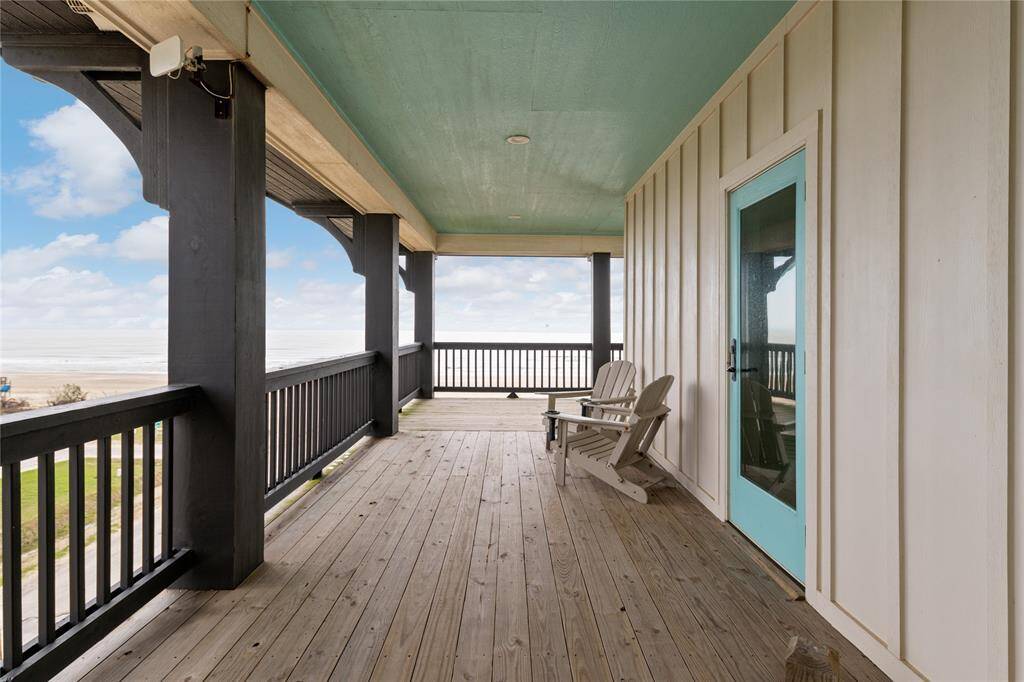 Whether you're chatting with loved ones or simply soaking in the ocean breeze, the wraparound decks are the perfect setting for a deep conversation. Enjoy a moment of peace with the sound of the waves as your backdrop.