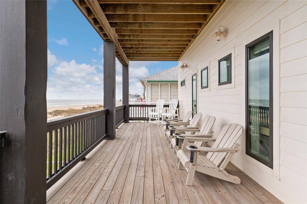 The versatile wraparound decks are perfect for a variety of outdoor activities—from casual meals to hosting a game night or simply relaxing in the sun. With plenty of room and stunning views, the possibilities are endless.