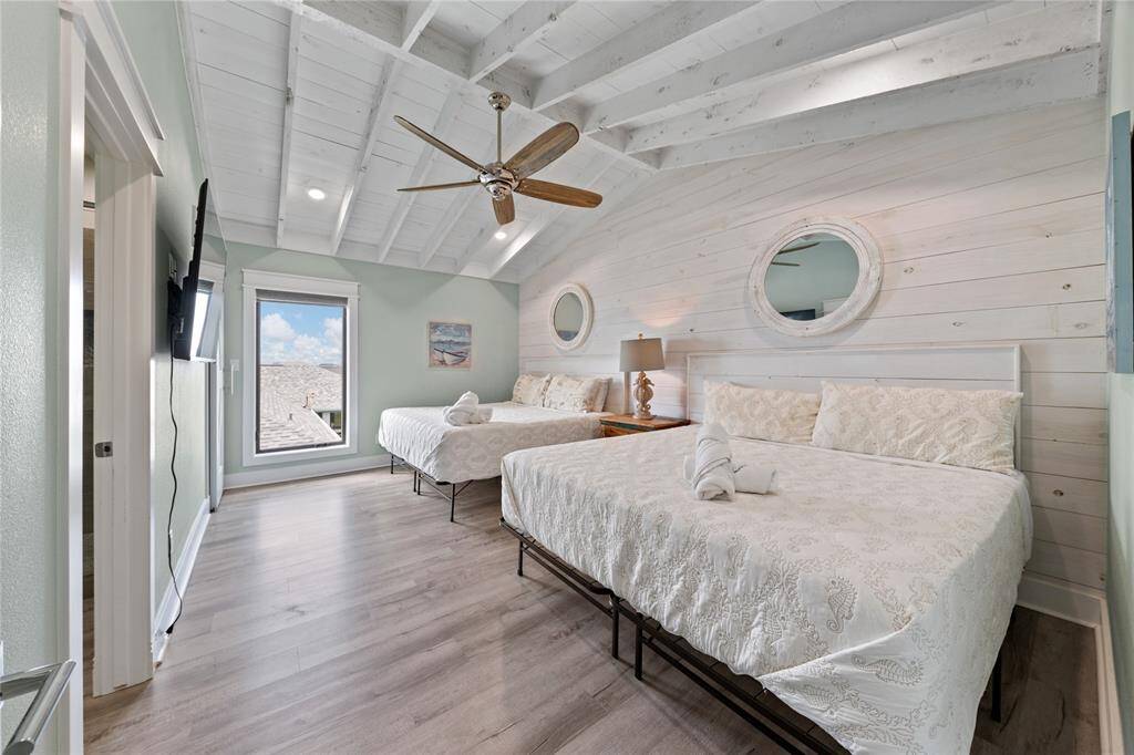 This upstairs secondary suite offers the flexibility of two king-sized beds in a spacious layout, making it ideal for hosting family or guests. With an elegant bathroom and walk-in shower with dual rain shower heads, comfort and luxury await.