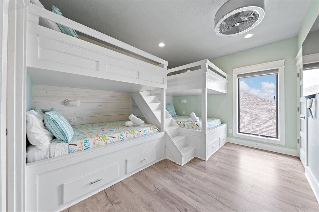 This charming secondary bedroom features two built-in bunk beds, perfect for kids or guests. With ample space for play and sleep, it’s both practical and playful, making it an ideal room for family gatherings.