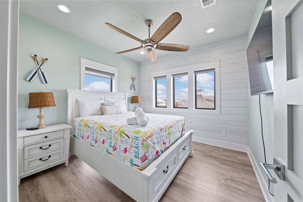 This secondary bedroom offers ample space and natural light, making it the perfect retreat for family or guests. With a comfortable layout and stylish design, it blends function and relaxation effortlessly.