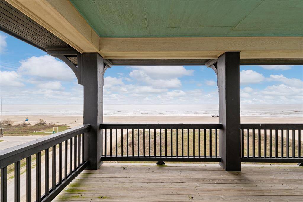 Step out onto the wraparound deck and be mesmerized by unobstructed ocean views that stretch as far as the eye can see. Whether you’re enjoying a morning coffee or watching the sunset, the serene beauty of the beach is always just a glance away.