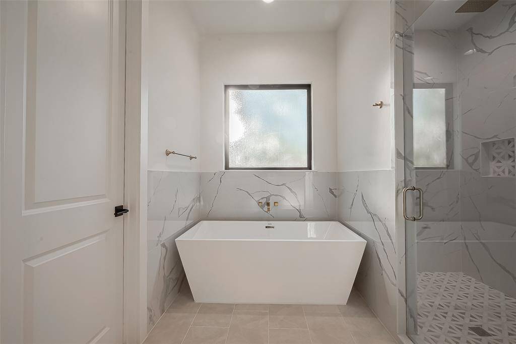 Elegant soaking tub to relax after a long day