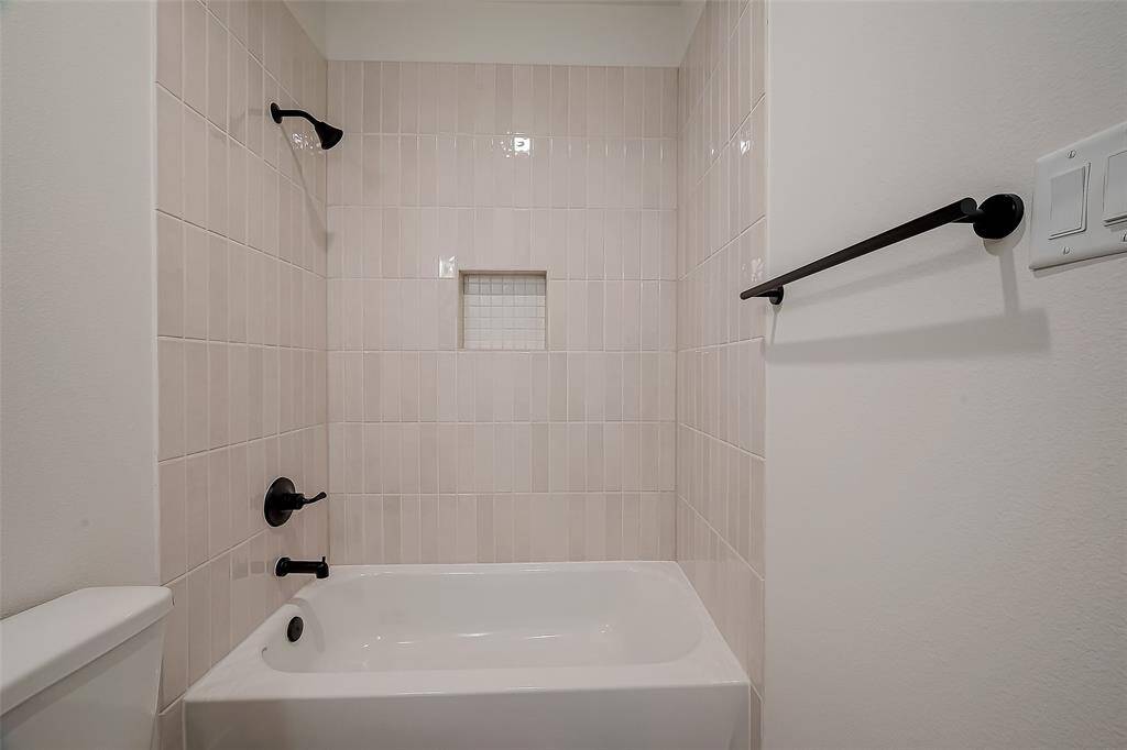 Shower/tub combo in the secondary bedroom
