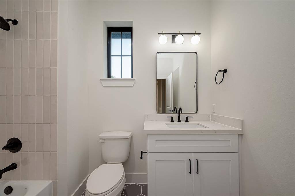 Full bath between the agme room and secondary bedrooms