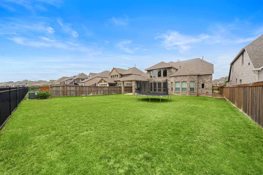 Spacious Backyard without back neighbors. More than enough space for a new pool.