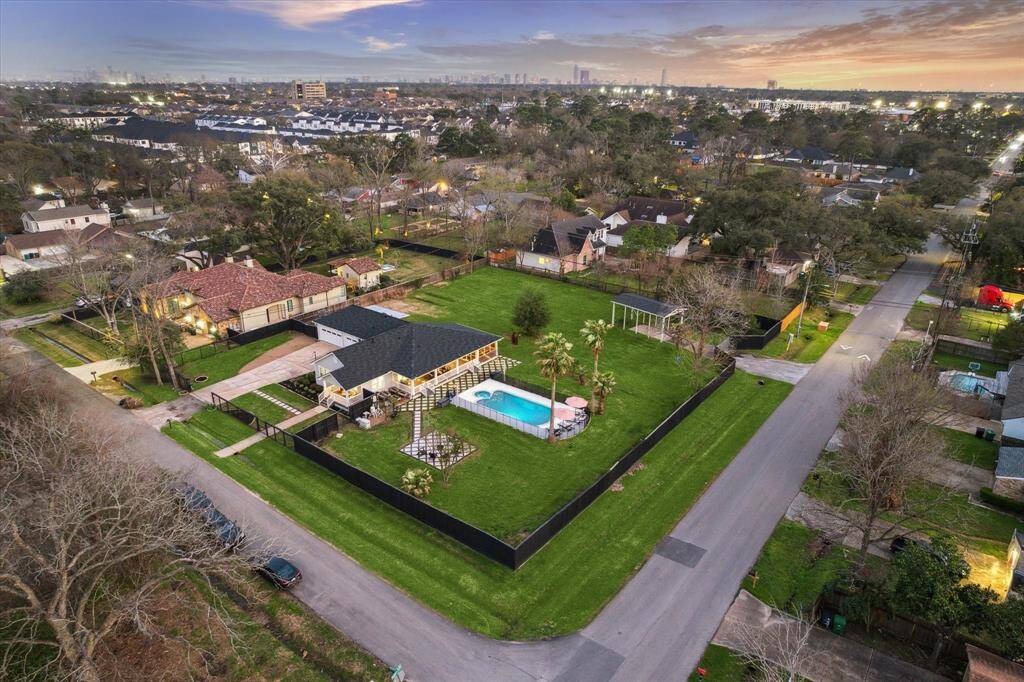 Welcome to country living in the city! Home sits on over an acre and is close to HEB, Whole Foods, City Center, Memorial City.