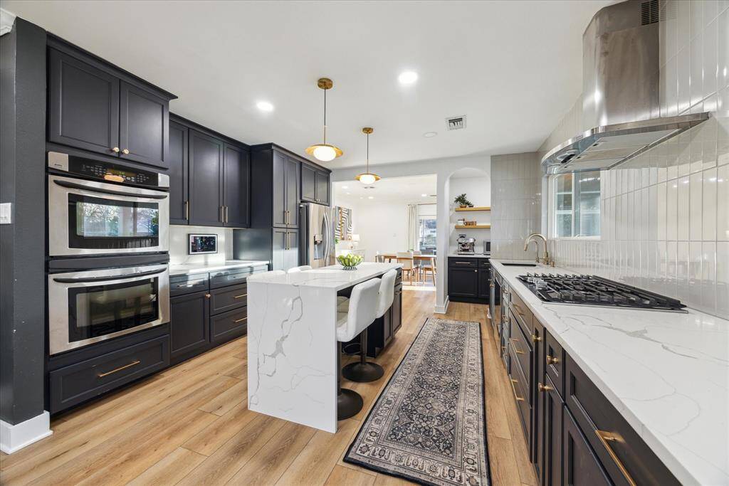 Double ovens and a spacious walk-in coffee bar. Also serves as a walk-in pantry or discreet appliance storage