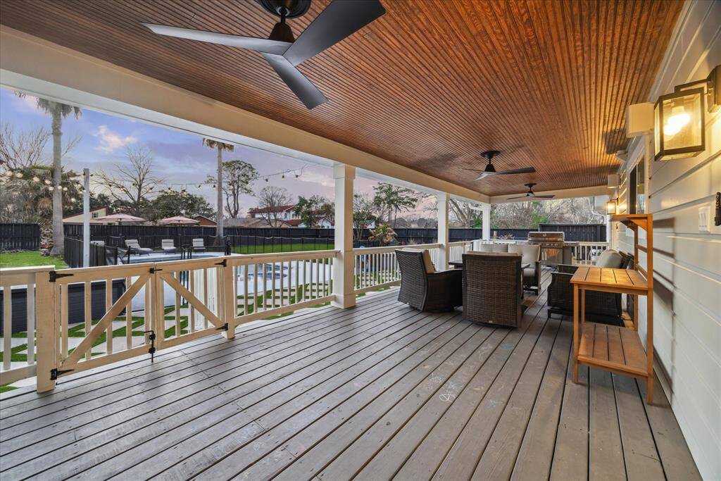 Both the back and front porches recently re-done w added railings.