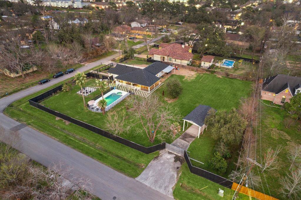 This property becomes a private sancturary with a fully fenced perimeter and two gated access points