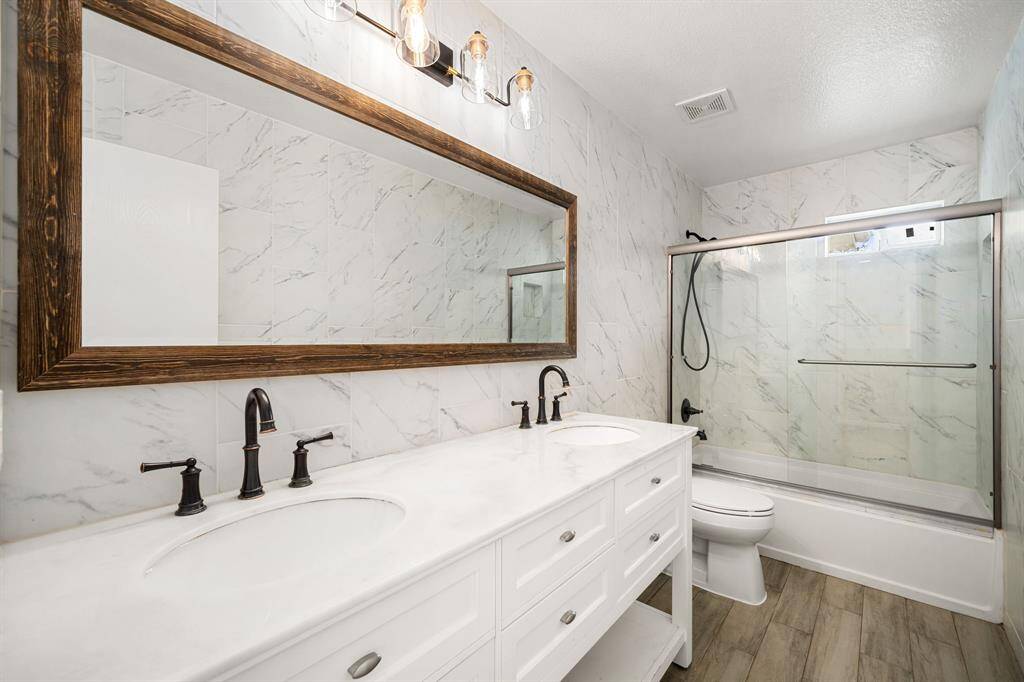 Shared Bathroom Upstairs