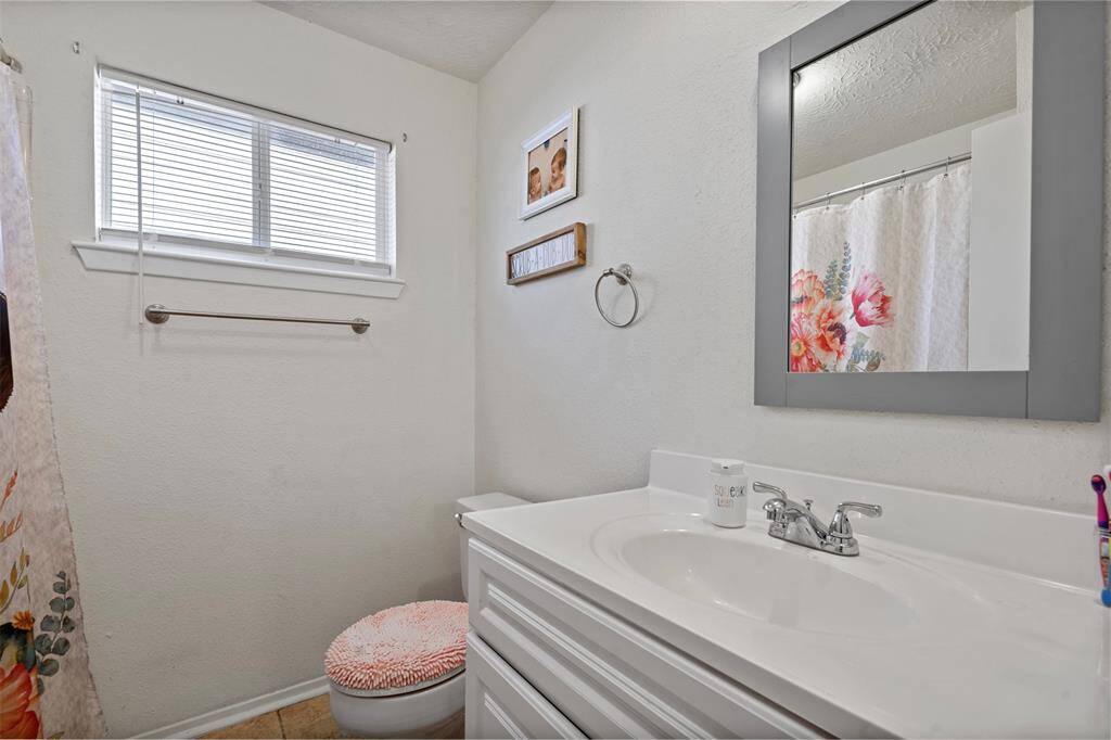 Hall bath with Shower/tub combo