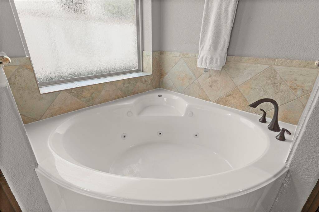 Jetted soaking tub