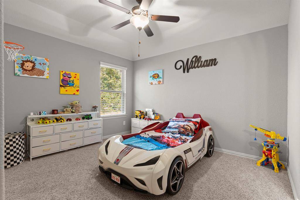 Secondary bedroom.