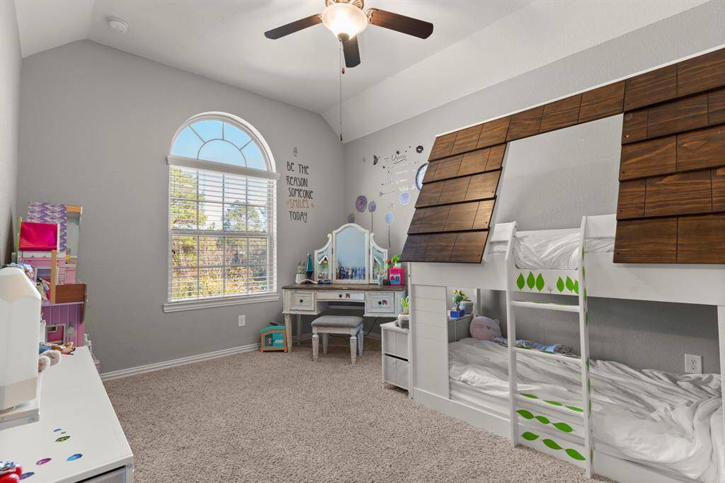 Secondary bedroom.