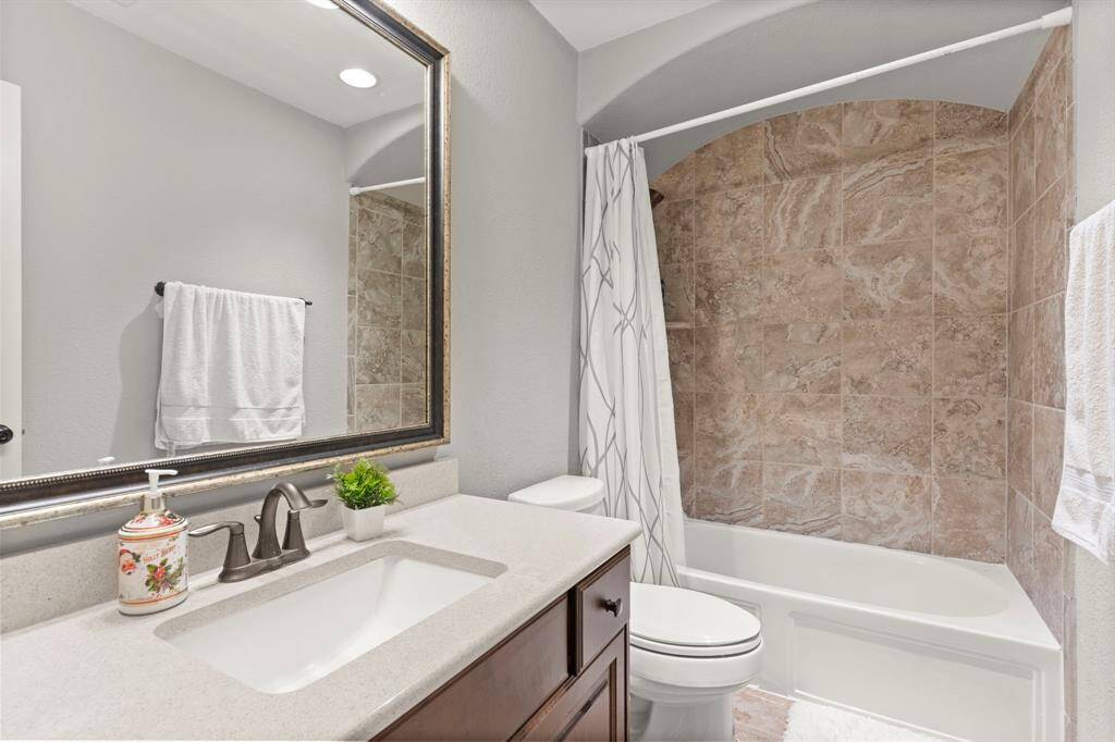 Full secondary bathroom