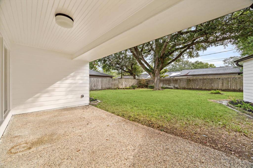 THE COVERED PATIO IS PERFECT FOR AL-FRESCO ENTERTAINING AND SUMMER BARBECUES.