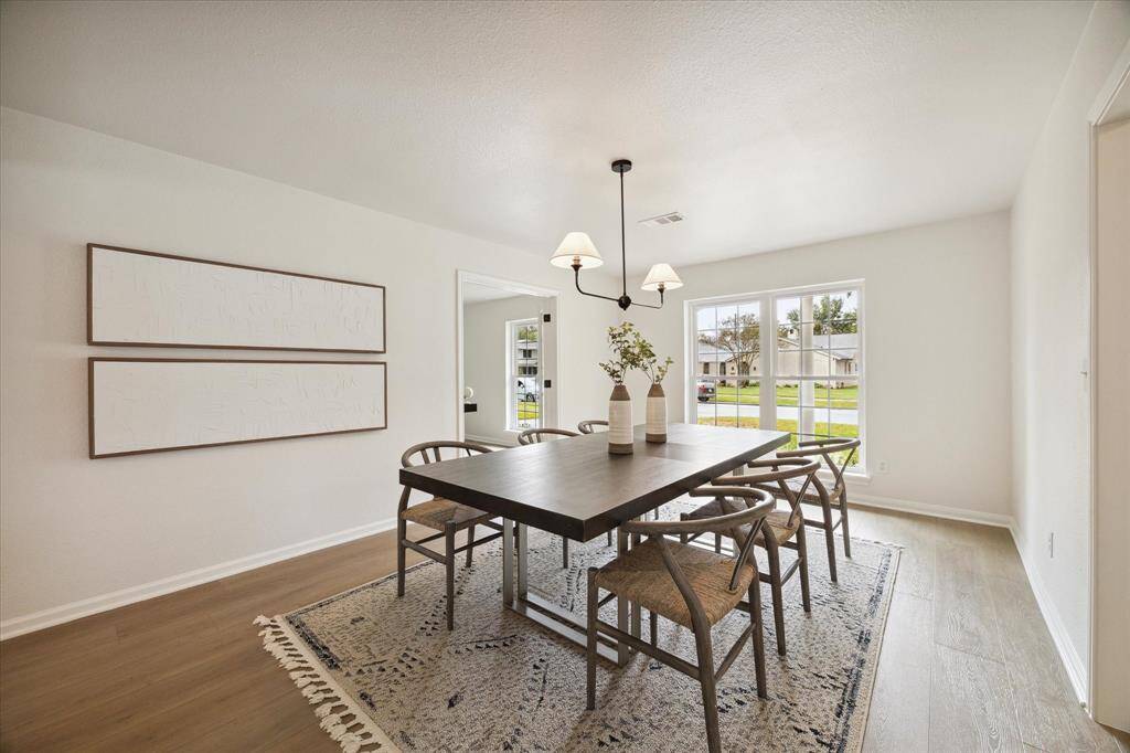 THE SPACIOUS DINING ROOM FEATURES CHIC LIGHT FITTING. THE PERFECT PLACE TO HOST PRIVATE DINNER PARTIES AND FAMILY GATHERINGS.