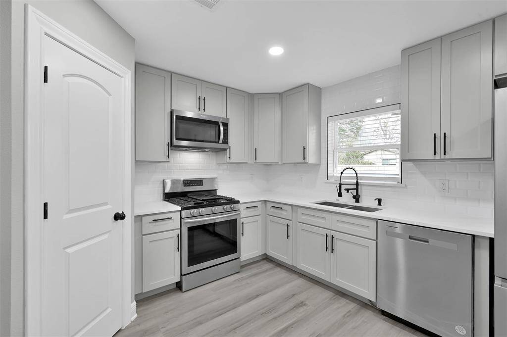 Clean & Sleek. Plus GAS COOKING!!!