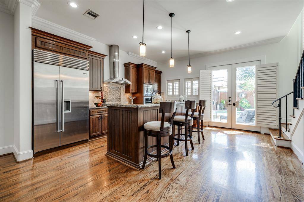 Fantastic Chef's kitchen with Bosch SS appliances, Sub Zero refrigerator & freezer & built in wine fridge under the stairs