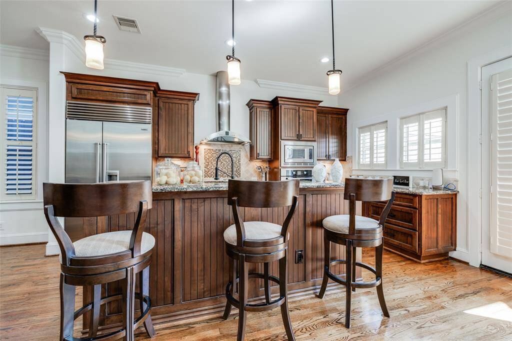 Enjoy entertaining with family & friends around this beautiful wood clad island with breakfast bar that can seat 3 or 4 chairs
