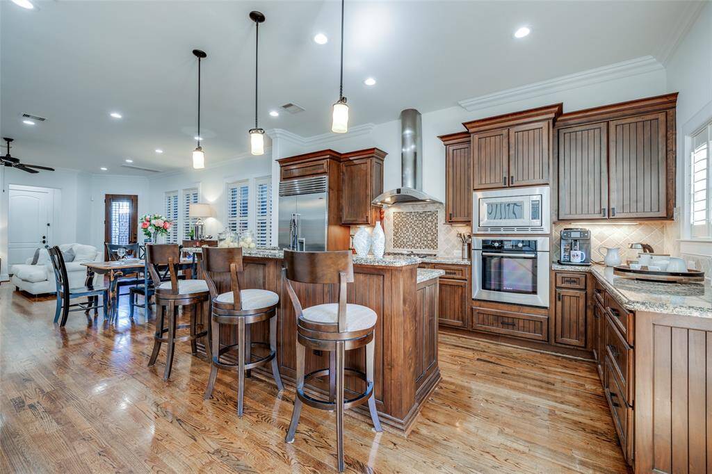 Gorgeous Custom wood kitchen with high end appliances, ice maker, granite counters, oak hardwood floors, plantation shutters