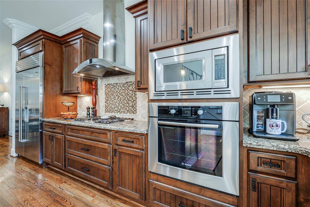 Gorgeous Custom wooden kitchen cabinets with high end Bosch appliances, ice maker, granite counters, 5 gas burner & SS vent