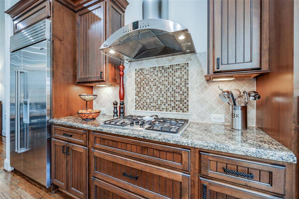 Gorgeous Custom wooden kitchen cabinets with high end Bosch appliances, granite counters, 5 gas burner, SS vent & under cabinet lighting