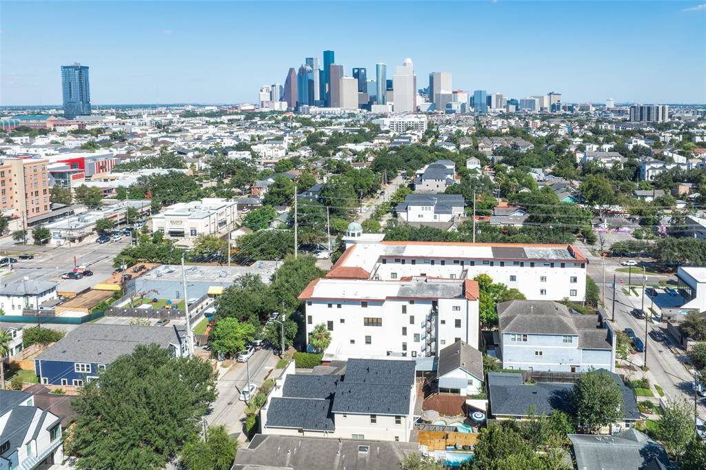 Short commute or walk to Downtown Houston, enjoy some of the best restaurants that Houston has to offer at the new Thompson Hotel, Buffalo Bayou Park, West Gray, River Oaks Shopping Center & Westheimer